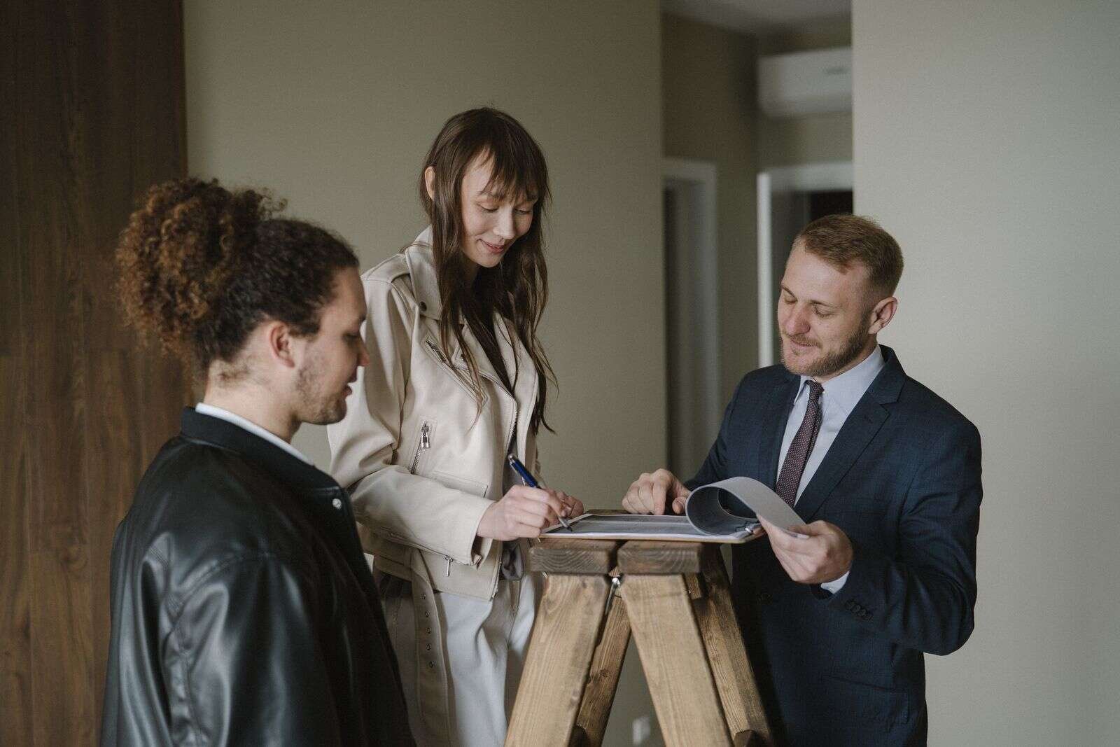Couple visitant une maison avec une courtière