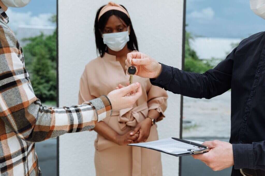 Remise des clés d'une maison nouvellement achetée