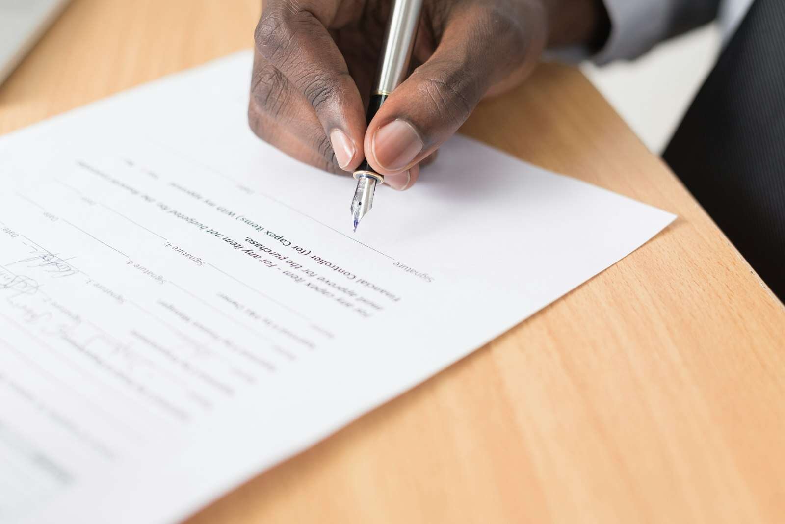 Personne rédigeant un rapport d'évaluation