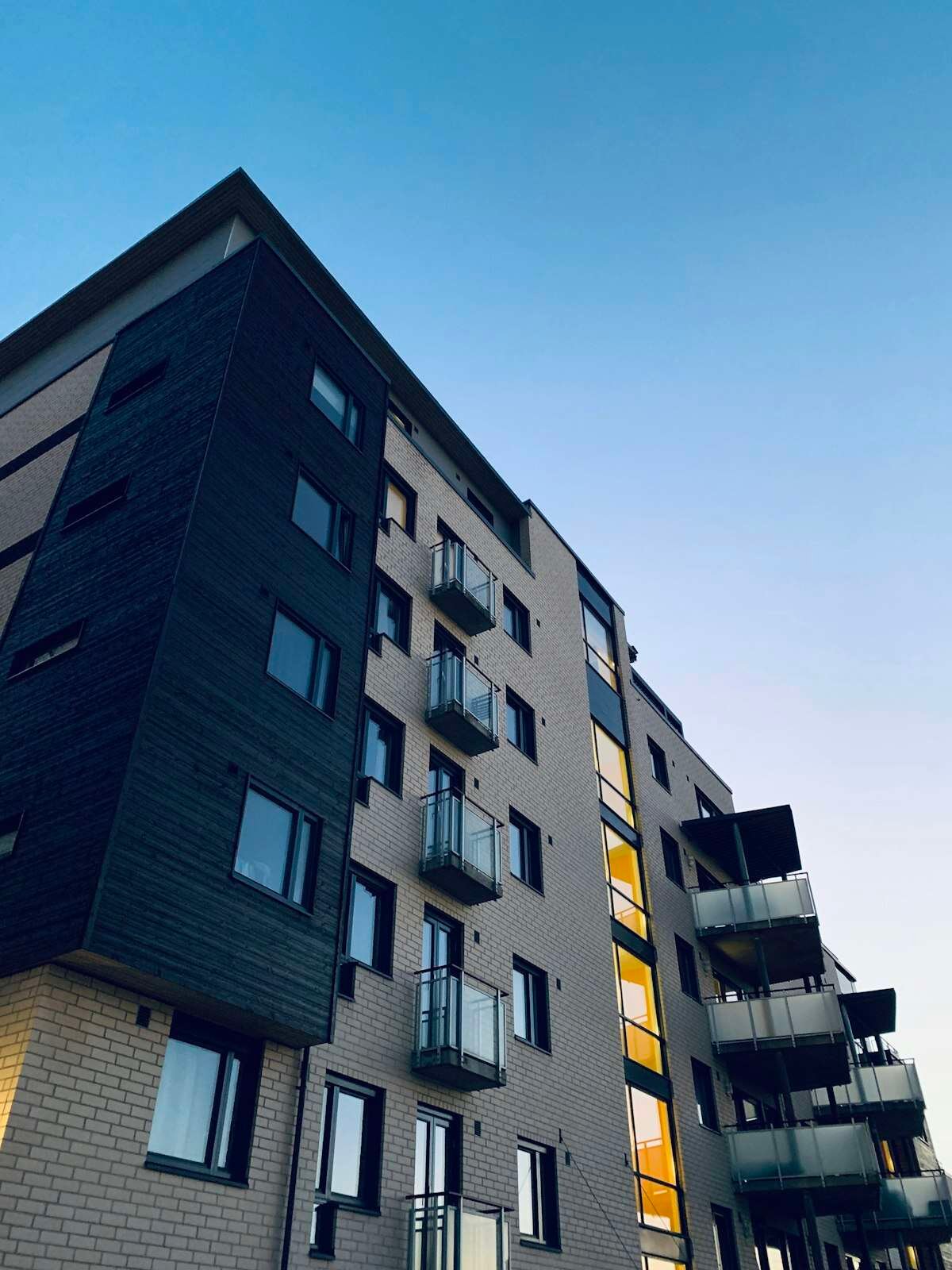 Immeuble de condos vu en contre-plongée
