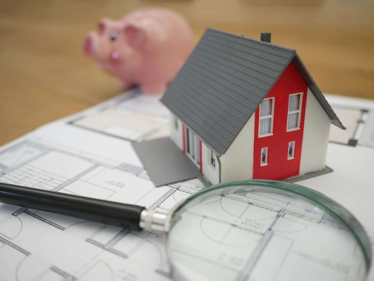 Maquette de maison et loupe