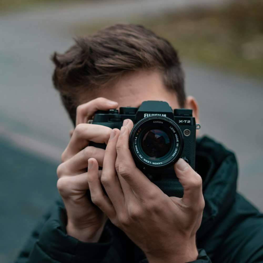Photographe tenant un appareil photo