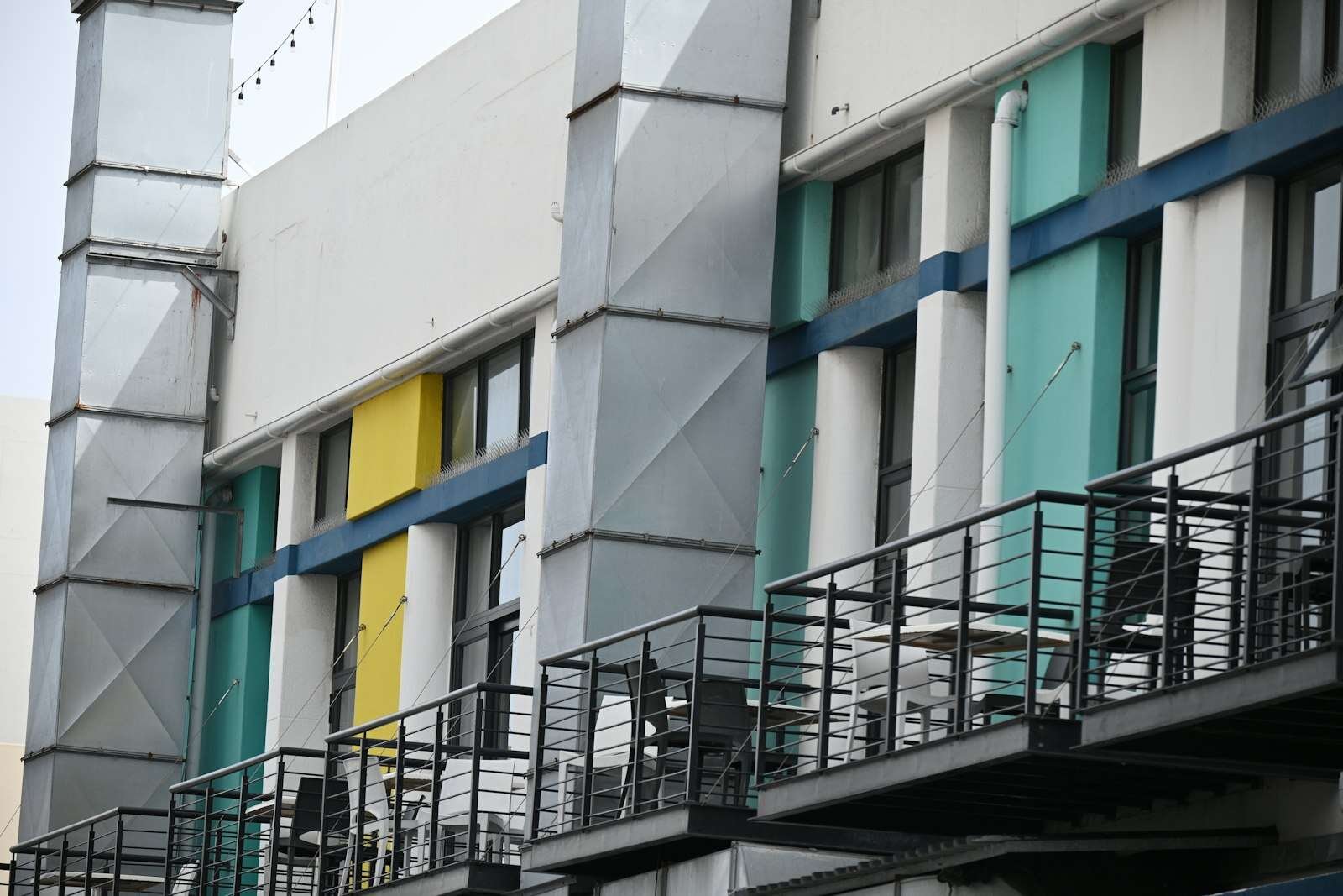 Rangée d'immeubles à logements avec balcons
