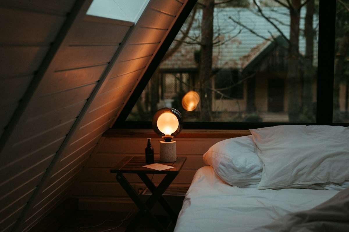 Chambre lumineuse avec lit sous la fenêtre