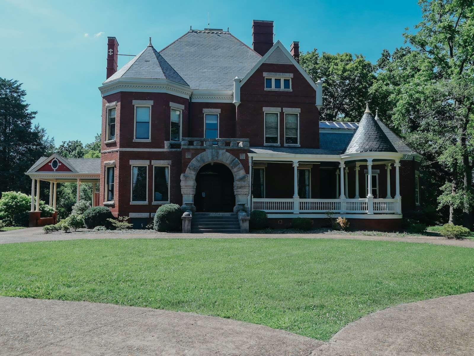 Façade d'une maison victorienne rouge